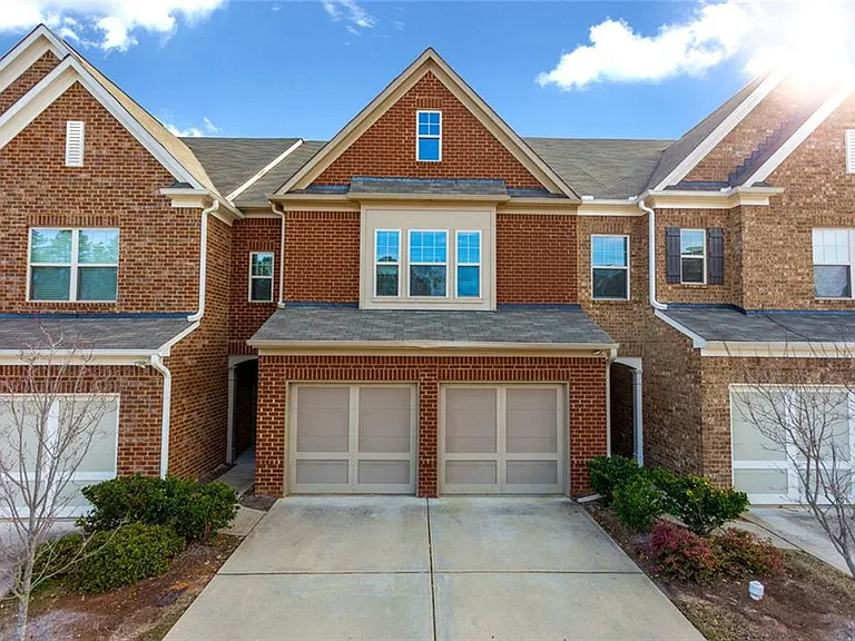 2105 Greencrest Cir — Photo 1