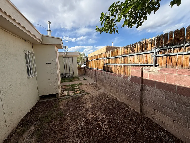 1 Bedroom W/ Large Yard, Storage & Carport In Great North Unm Area — Photo 12