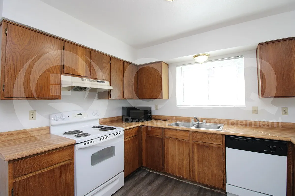 2 bed, 1.0 bath, 789 sqft, $995 — Photo 2