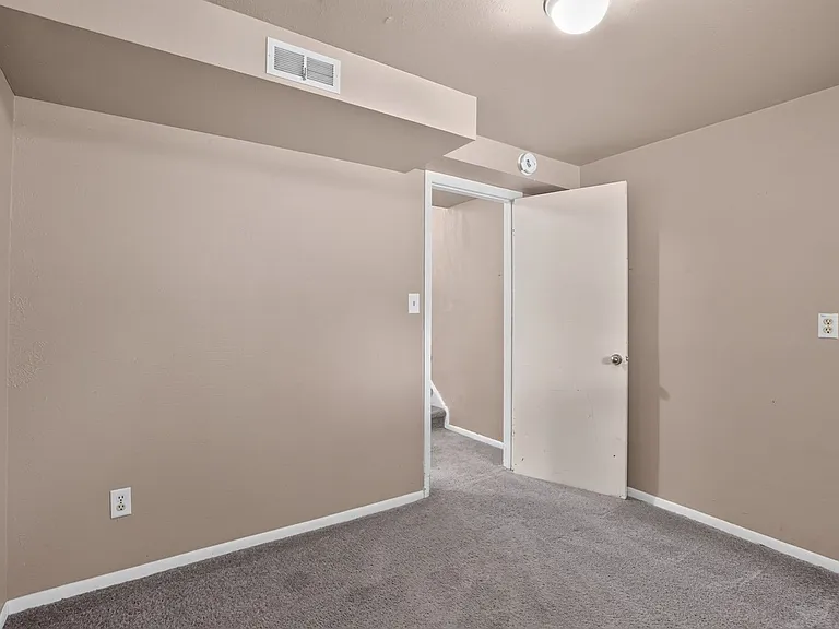 607 Syracuse St — Photo 17