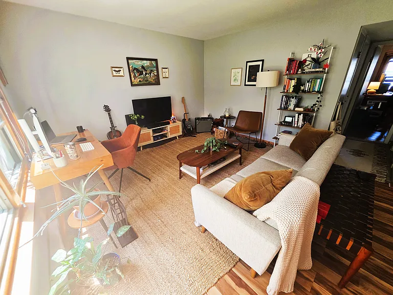 2115-2123 W Farragut Ave Apartments — Photo 3
