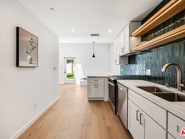 7935 Zelzah Ave — Photo 9