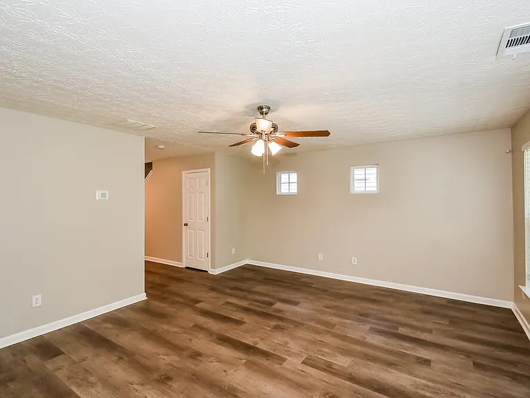239 Topaz Dr — Photo 4