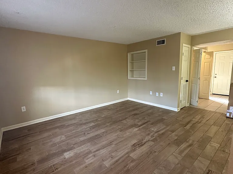 14020 Tiger Bend Rd #4 — Photo 3