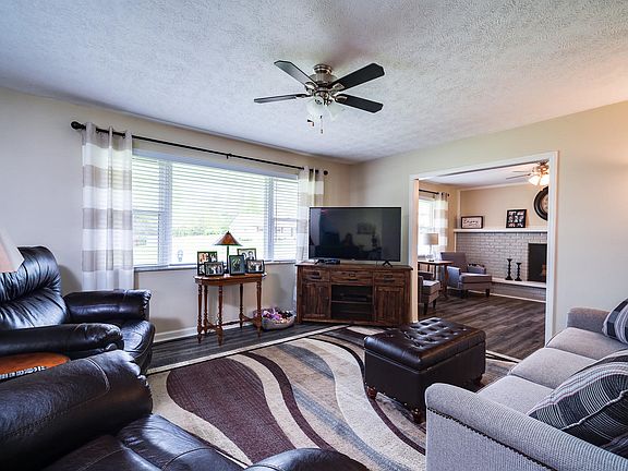 4th image of 499 Colonial Dr