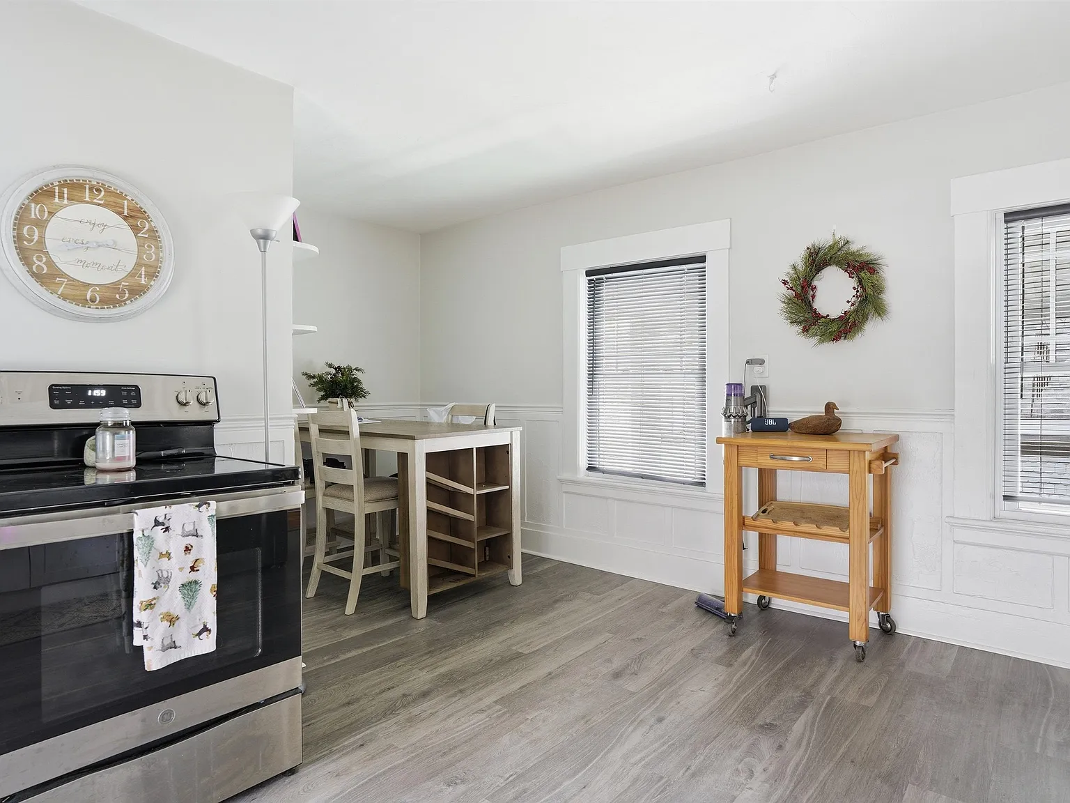 3 bed, 1.0 bath, 1250 sqft, $2,100 — Photo 3