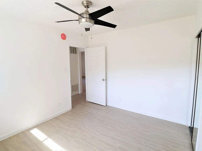 2 Weeks Free! Remodeled 1-Bedroom — Photo 10