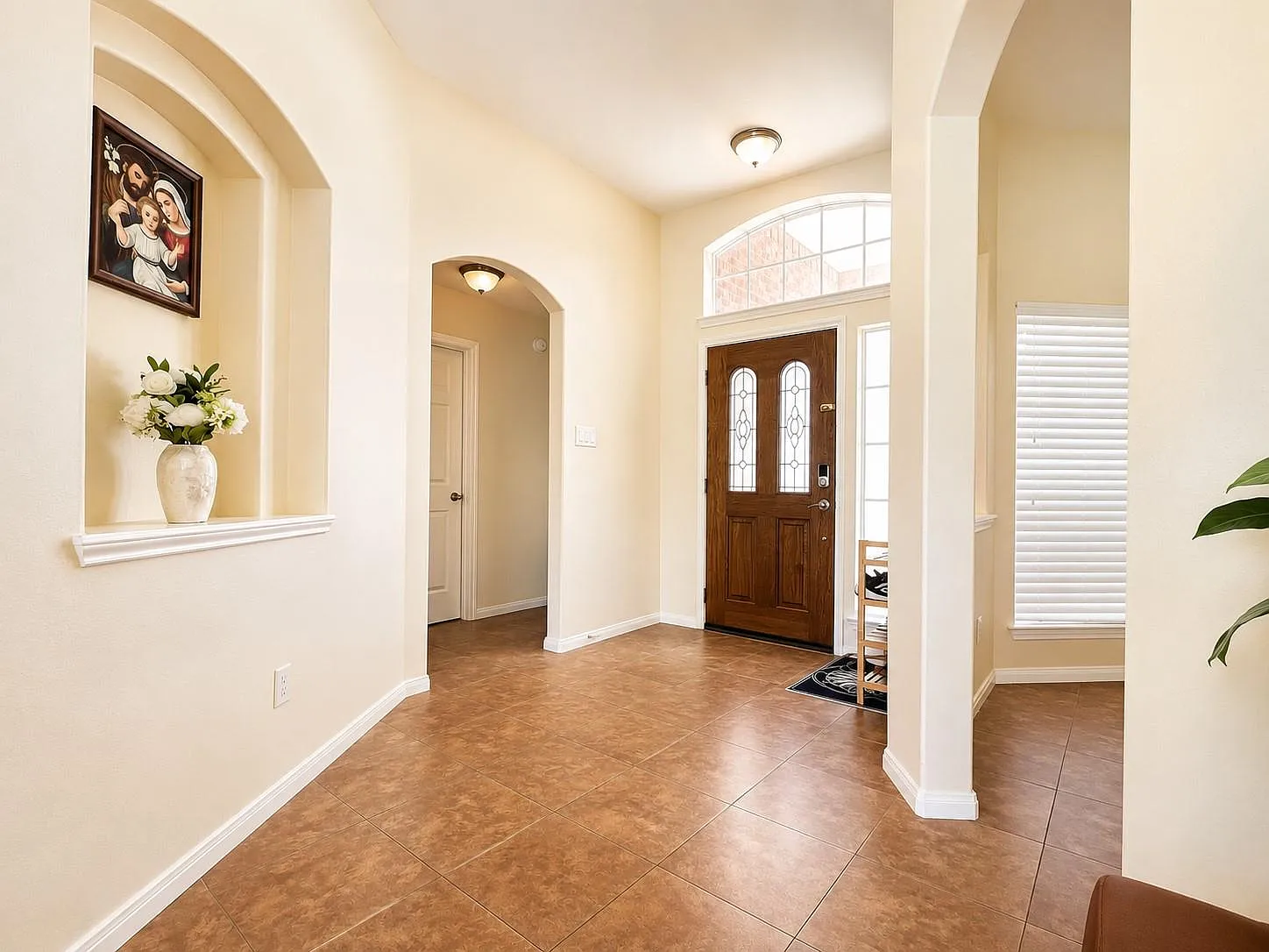 4 bed, 2.0 bath, 1946 sqft, $2,300 — Photo 3