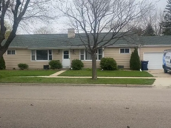 1122 N Oakhill Ave, Janesville, WI 53548