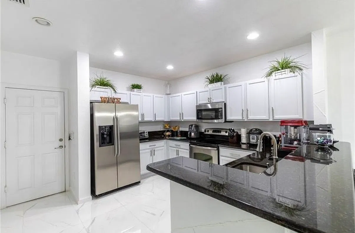 3 bed, 2.5 bath, 1841 sqft, $3,350 — Photo 2