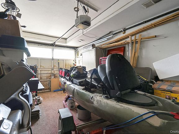 5th image of 327 Willow Road E