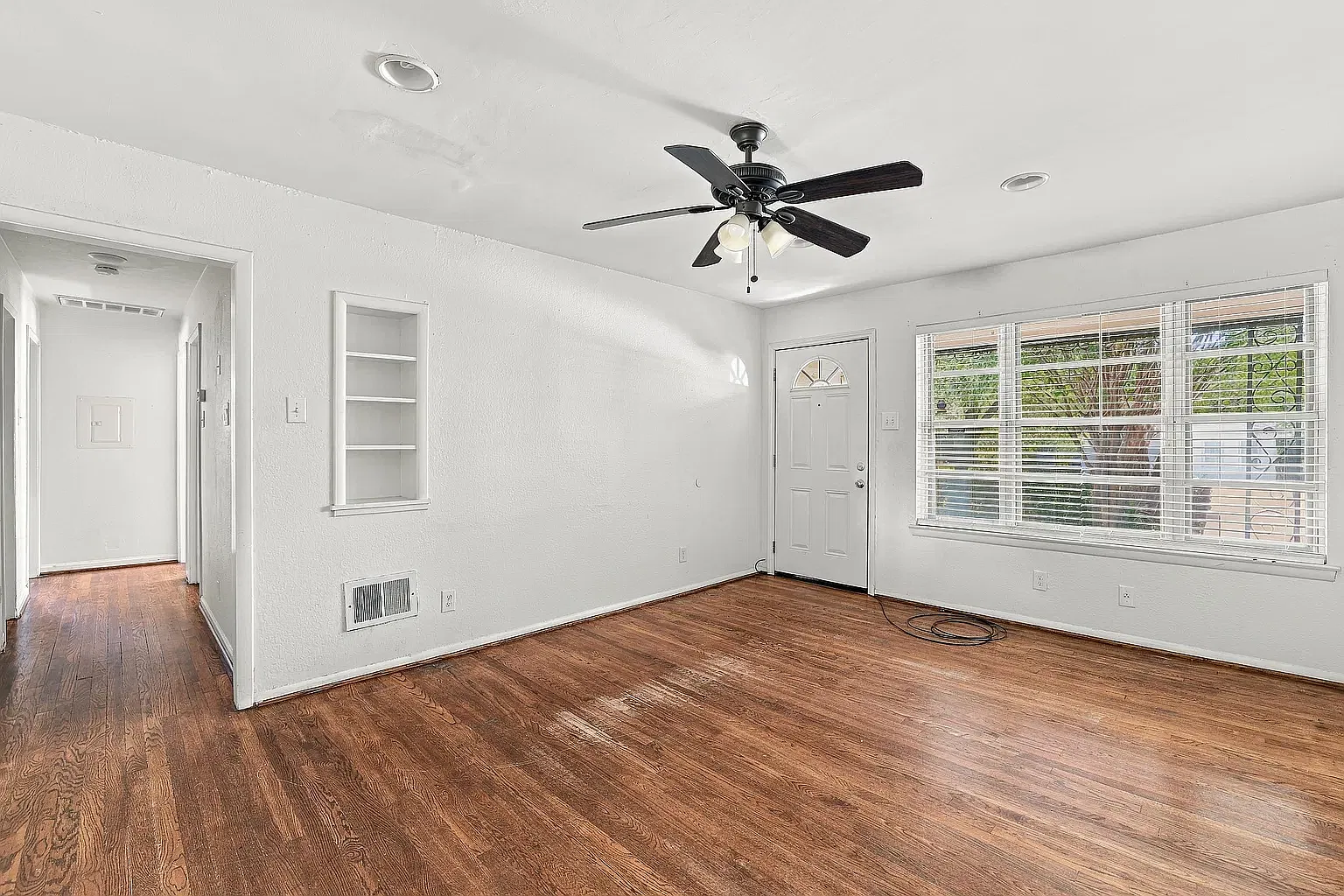 3 bed, 1047 sqft, $1,600 — Photo 2