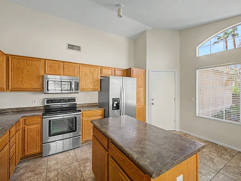 7435 W Louise Dr — Photo 8