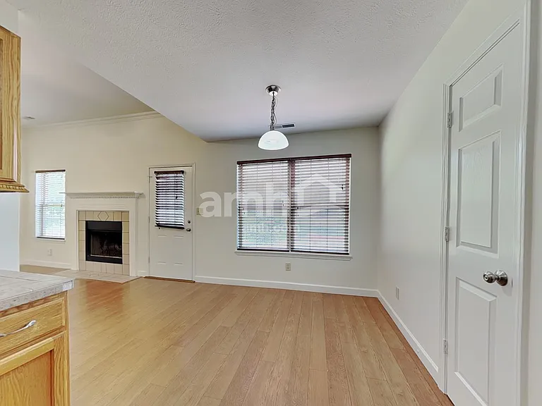 559 Prince Dr — Photo 4
