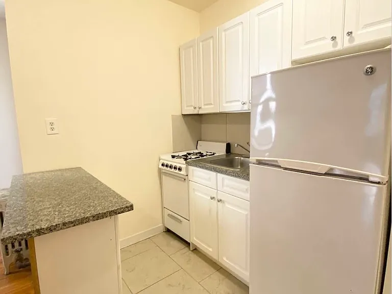 227 E 50th St #23 — Photo 5
