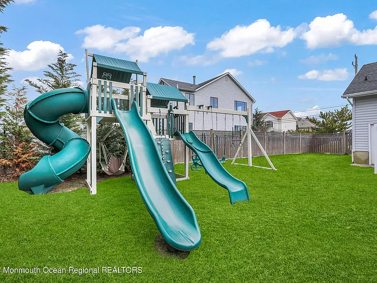 74 Seaview Ave — Photo 44