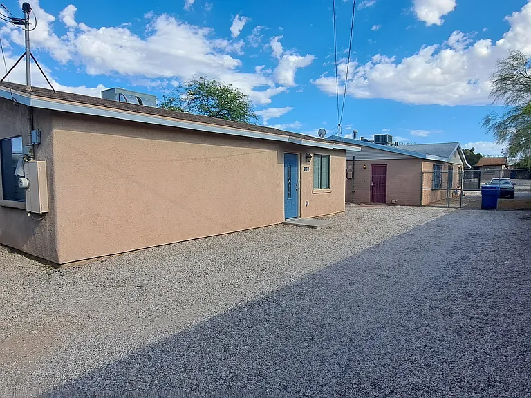 615 E Linden St — Photo 3