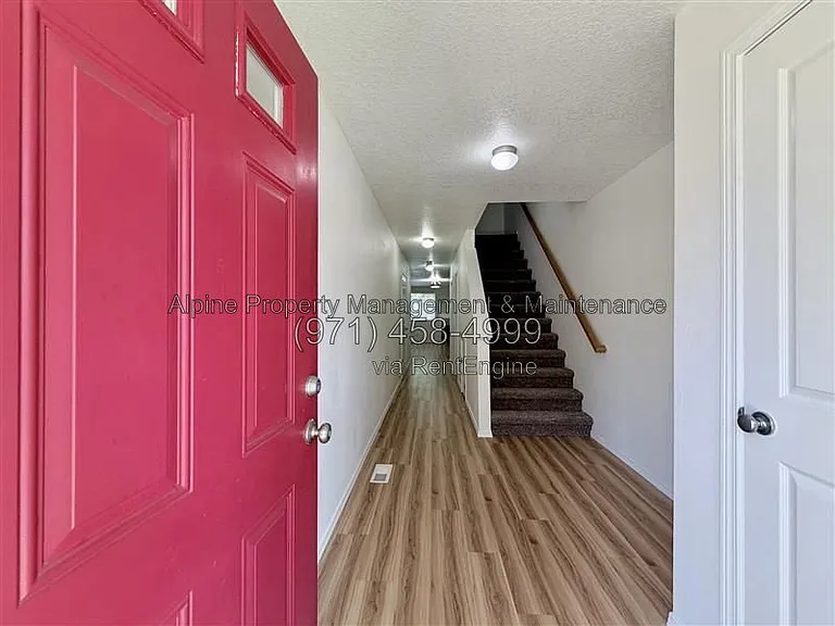 210 NW Connell Ave — Photo 3
