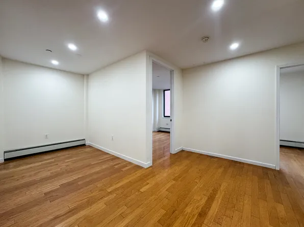 924 Metropolitan Avenue image 16 of 36