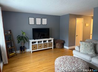 1081 New Haven Rd APT 2H, Naugatuck, CT 06770