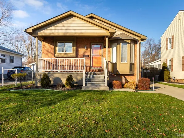 7577 Wood Ave, Center Line, MI 48015