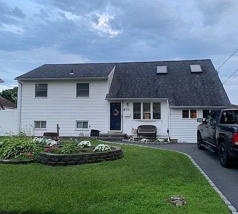 5th image of 1032 N Richmond Ave