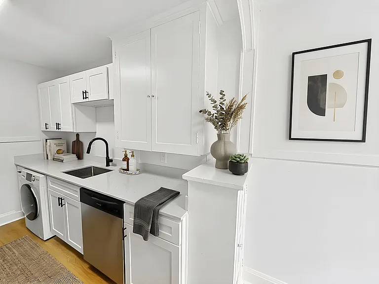 The Carlton Apartments — Photo 7