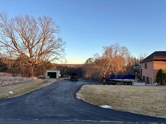 3rd image of 32 Hawk Ridge Rd