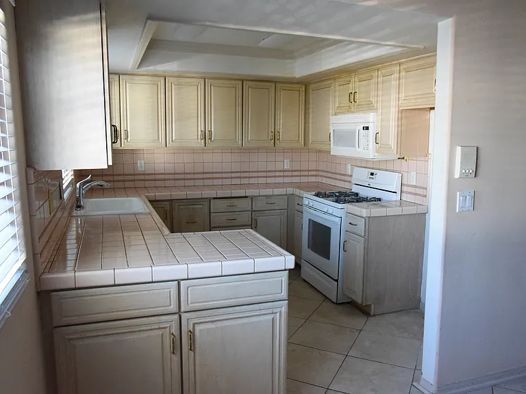 1818 Greenfield Ave #102 — Photo 4