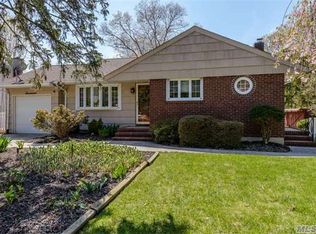 17 Lebkamp Ave, Huntington, NY 11743