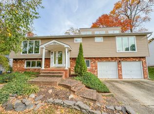 8307 Crown Court Rd, Alexandria, VA 22308