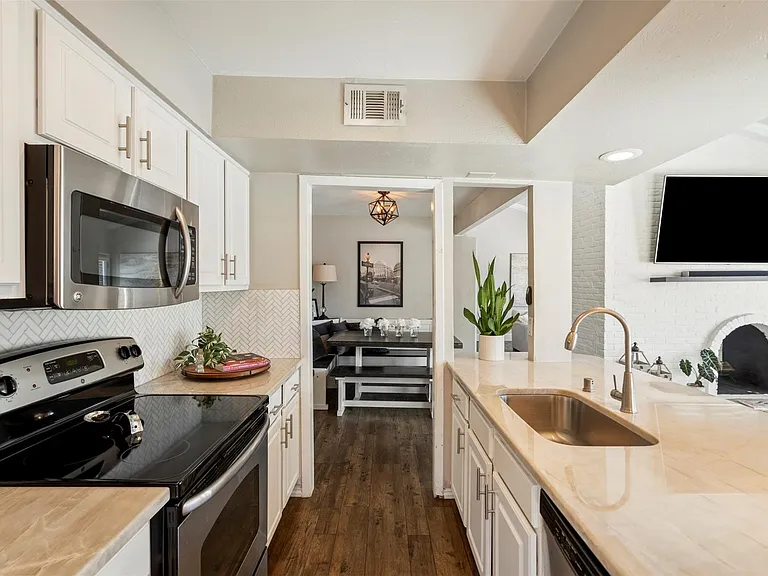 5916 Sandhurst Ln #225 — Photo 7