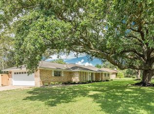 102 E Crestmont Dr, Alvin, TX 77511
