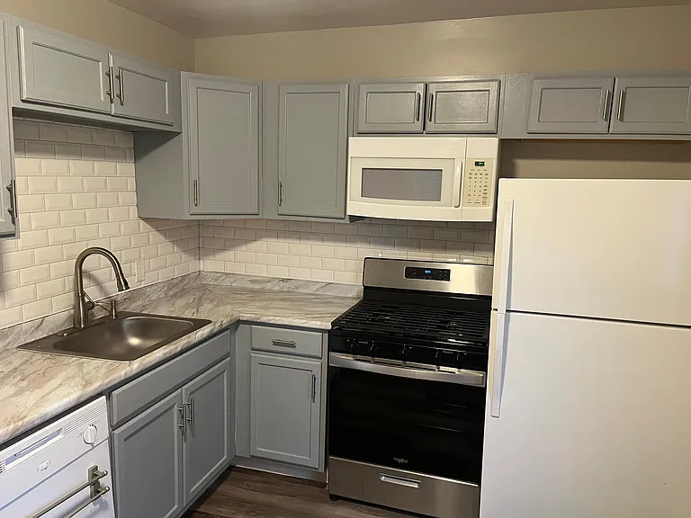 3025 W 28th St — Photo 17