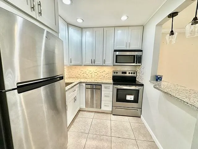 1 bed, 1.5 bath, 715 sqft, $1,395 — Photo 2