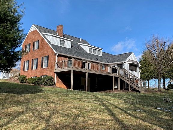 3rd image of 319 Fox Run Dr