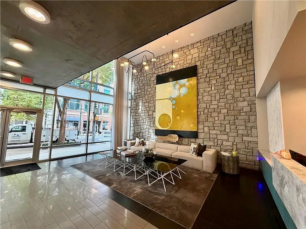 1 bed, 1.0 bath, 1085 sqft, $2,600 — Photo 2