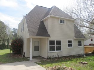 7418 Canoe Ln, Gloucester Point, VA 23062