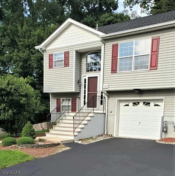 1st image of 22 Oak Point Dr