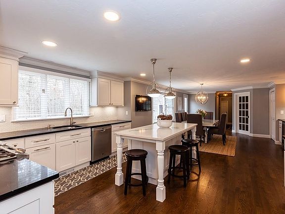 5th image of 28 Hillington Dr