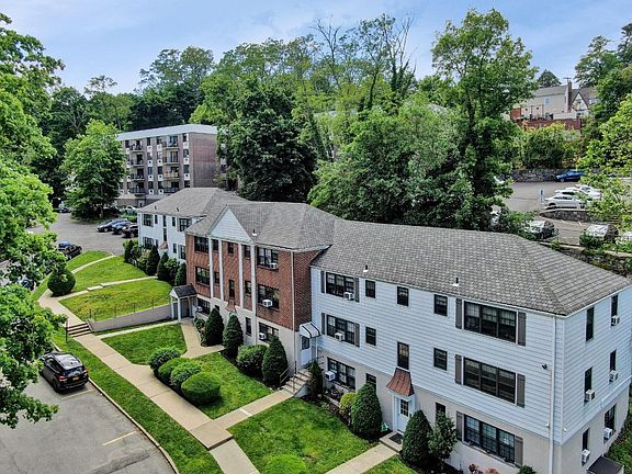 2nd image of 365 Parkview Ave #2M