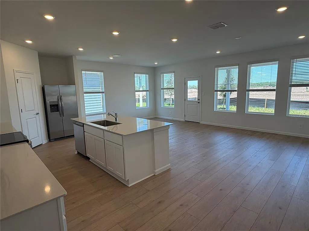 3 bed, 2.0 bath, 1825 sqft, $2,400 — Photo 3