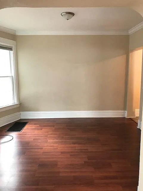 309 Chatsworth St N — Photo 4