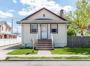 105 Quebec Rd, Island Park, NY 11558