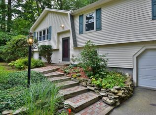 45 Old Farm Rd, Sturbridge, MA 01566