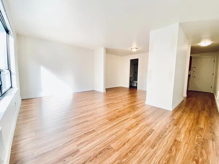 515 East Denny Apartments — Photo 13