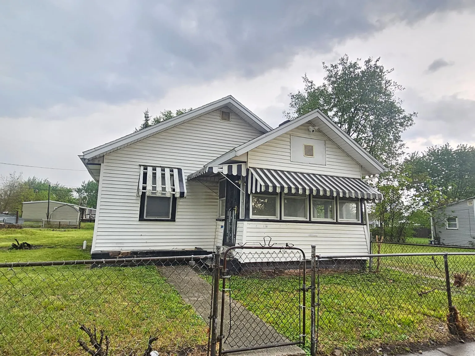 3 bed, 864 sqft, $1,300 — Photo 1