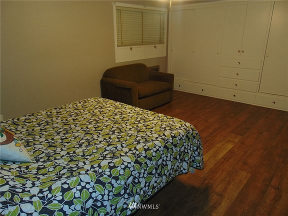 3rd image of 1112 N Brooklane Street