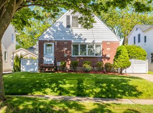 636 S 13th St, New Hyde Park, NY 11040
