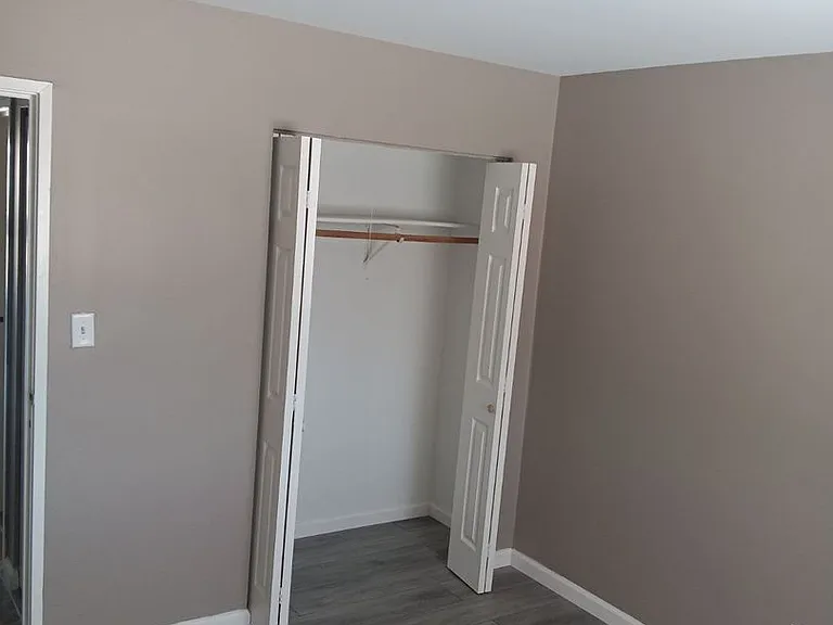 111 Pickwick Dr — Photo 14